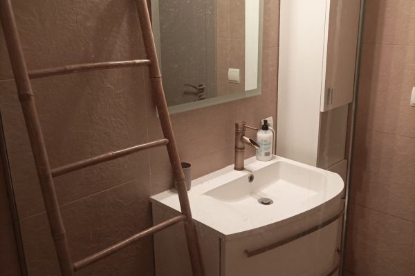 Salle d'eau ;
-douche à l'italienne.
-meuble vasque design avec miroir.
-meuble colonne.
-sèche-cheveux.