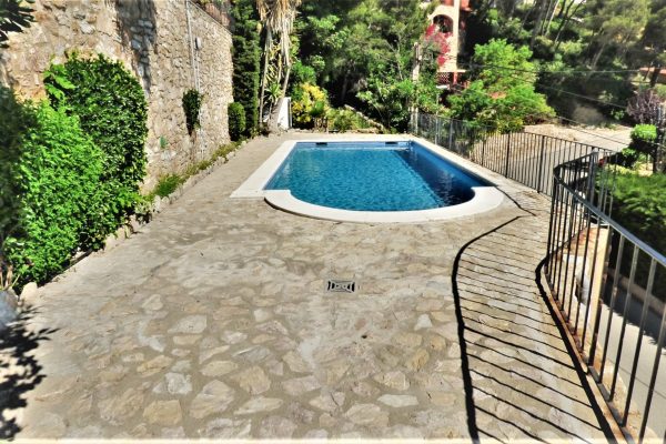 Piscine de la résidence ;
-9m x 4m50 & profondeur 1m30/2m.
-terrasse (25m2).
-ouverte de mi mai à fin septembre.
-partagée par 8 appartements.
-vue panoramique sur les bois, falaises & la mer dans la zone la plus prestigieuse de Begur.