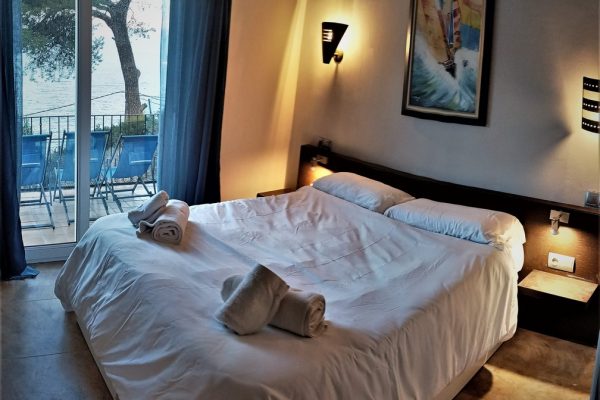 Chambre 1 (12m2) ;
-baie vitrée double vitrage avec voilages & rideaux occultants.
-accès direct à terrasse privée (60m2)..
-matelas mémoire de forme haut de gamme (160x190).
-armoire dressing.
-tables, lampes de chevets & appliques murales.