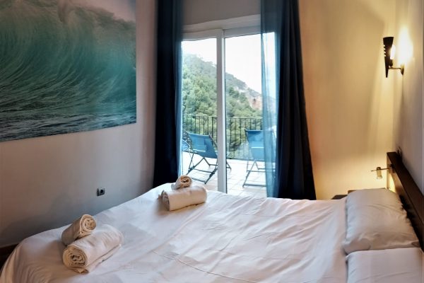 Chambre 1 (12m2) ;
-baie vitrée double vitrage avec voilages & rideaux occultants.
-accès direct à terrasse privée (60m2)..
-matelas mémoire de forme haut de gamme (160x190).
-armoire dressing.
-tables, lampes de chevets & appliques murales.