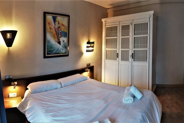 Chambre 1 (12m2) ;
-baie vitrée double vitrage avec voilages & rideaux occultants.
-accès direct à terrasse privée (60m2)..
-matelas mémoire de forme haut de gamme (160x190).
-armoire dressing.
-tables, lampes de chevets & appliques murales.