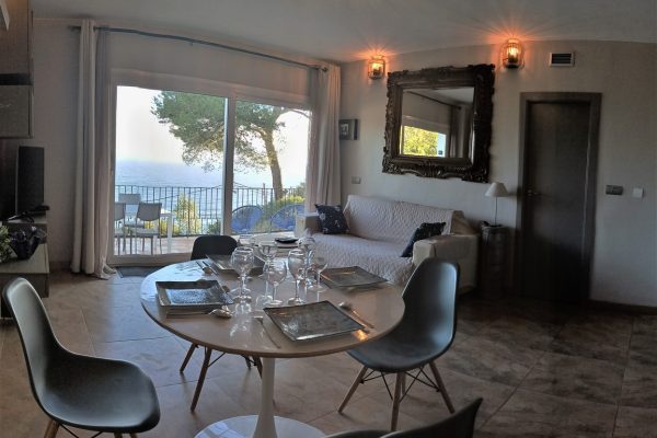 Espace de vie (30m2) ;
-baie vitrée avec voilages & rideaux occultants.
-accès terrasse privée (60m2).
-canapé-lit (matelas en 140).
-coin repas.
-cuisine équipée.
-(Wifi/Ethernet) par fibre optique. 
- Smart TV HD 3D 46" (Fransat + NETFLIX, etc.).